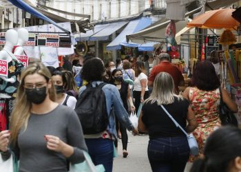 Confiança do consumidor recua 1,4 ponto em janeiro, aponta FGV