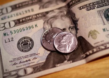 Dólar encosta em R$ 5,70, impulsionado por exterior