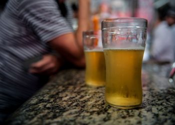 Dia de Combate ao Alcoolismo: médicos alertam sobre danos à saúde