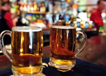 Consumo de álcool na gestação traz riscos para bebê, afirma médica