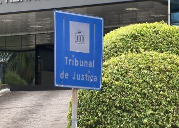 Oficial de Justiça preso com arma e drogas já foi afastado da função quatro vezes pelo TJES