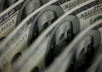 Dólar cai pela sétima vez seguida e fecha a R$ 4,83