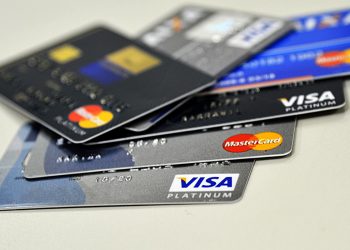 Endividamento de famílias atinge nível recorde em março, diz CNC