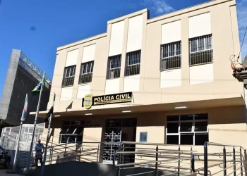 Delegado é preso após quebrar porta de sala de delegacia e ameaçar colega no ES