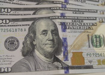 Dólar cai para R$ 5,05 após endurecimento de sanções contra Rússia