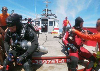 Bombeiros resgatam corpos de vítimas de naufrágio em Angra
