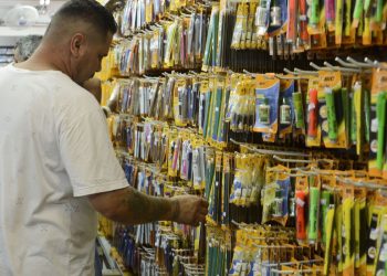 Confiança do consumidor recua 3,1 pontos em março