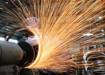 Produção industrial recua em dez dos 15 locais pesquisados pelo IBGE