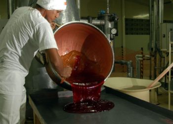 Produção industrial cresce 0,7% de janeiro para fevereiro