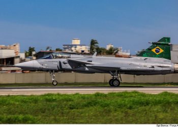 Caças Gripen já voam pelo espaço aéreo brasileiro