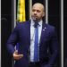 Deputado cumpre decisão de ministro e coloca tornozeleira