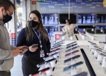 Confiança do consumidor cai 3,1 pontos em maio, diz FGV
