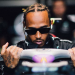 FIA dá prazo para Hamilton retirar piercing, piloto responde: ‘Não vou cumprir’