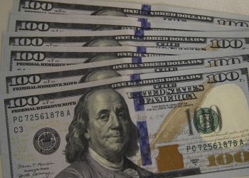 Influenciado pelo exterior, dólar fecha acima de R$ 5,07