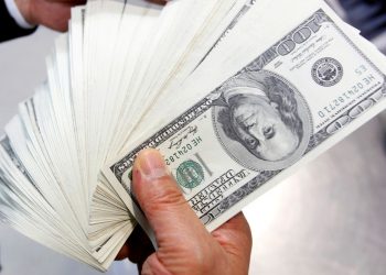 Economia Dólar sobre para R$ 4,91 e atinge maior valor em três semanas