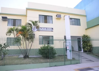 Marido bate em carro de aplicativo após discutir com a mulher e faz veículo capotar no ES