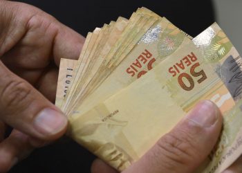 Conquista dos brasileiros, décimo terceiro salário completa 60 anos