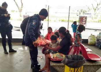 Mais 21 venezuelanos chegam a Vitória em ônibus da Bahia