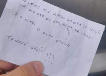 Criminosos devolvem carro roubado com cadeira especial de criança e deixam bilhete: “Tanque cheio”