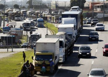 Economia Caminhoneiros recebem auxílio com parcela dobrada