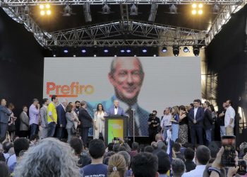 Justiça Ciro Gomes registra candidatura à Presidência no TSE