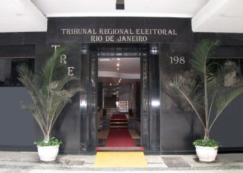 TRE-RJ nega candidaturas de Witzel e Garotinho