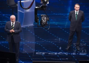 Troca de olhares, dica para mudar de assunto, Moro e Marina: os bastidores do debate na Band