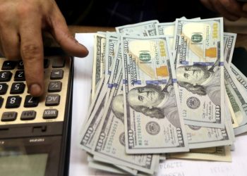 Dólar sobe para R$ 5,27, influenciado pelo mercado externo