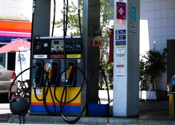 Preço da gasolina nos postos volta a subir após 15 semanas