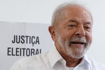 Com 67,76% das seções apurados, Lula passa à frente e tem 50,01% dos votos válidos e Bolsonaro 49,99%