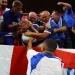 Mbappé nocauteia torcedor com bolada e se desculpa; VÍDEO
