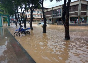 Água do Rio Cricaré invade a Avenida São Mateus, em Nova Venécia