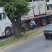 Carreta esbarra em moto e mulher quase vai parar debaixo do veículo em acidente em Nova Venécia