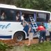 Ônibus é atingido por barreira durante temporal no ES e passageiros são retirados pelas janelas