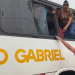Ônibus atola em rua alagada e passageiros são resgatados pela janela em Guriri