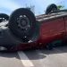 Carro capota após colisão em avenida com semáforo apagado em Vitória