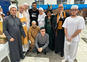 Padre, sheik, monge, pai de santo, pastor e bruxa organizam café da manhã de Natal para moradores de rua