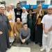 Padre, sheik, monge, pai de santo, pastor e bruxa organizam café da manhã de Natal para moradores de rua
