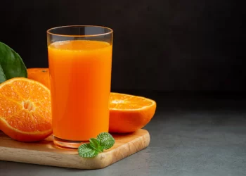 Estudo aponta que suco de laranja não altera a glicemia e oferece benefícios para a saúde