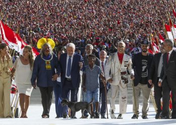 Lula sobe a rampa do Planalto e recebe faixa presidencial