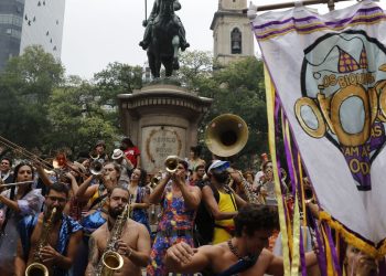 Blocos de carnaval tomam ruas do centro do Rio neste domingo