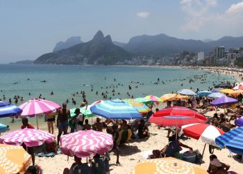 Mais de 610 toneladas de lixo são recolhidos das praias do Rio