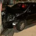 Carro bate em poste e três pessoas ficam feridas em Vitória