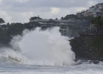 Geral Bombeiros salvam mais de 1,6 mil vidas nas praias do Rio no carnaval