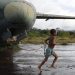 Militares trabalham durante a noite para reformar pista em TI Yanomami