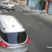 Carro invade calçada e quase atropela homem que estava indo à padaria em Cariacica, no ES