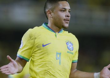 Barcelona anuncia contratação do jogador Vitor Roque