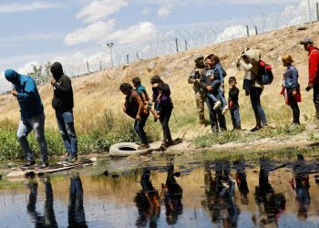 Número recorde de imigrantes segue em direção à fronteira dos EUA