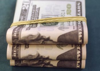Dólar sobe para R$ 5,04 e fecha no maior valor desde maio