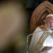 Em resposta a cardeais, papa vê possibilidade de bênção a casais gays
